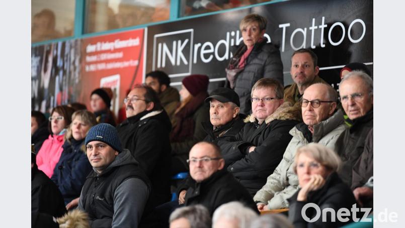 Zum Saisonabschluss 2017/18 war Ambergs Oberbürgermeister Michael Cerny Gast im Eisstadion. Bald beginnt die neue Runde - und nach den ersten Vorbereitungsspielen gilt die Devise: Es kann nur besser werden. Bild: Ziegler