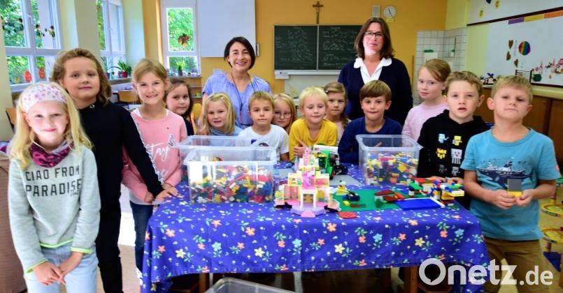 Die neue Leiterin der Mittagsbetreuung an der Grundschule Illschwang, Isabella Riederer (hinten rechts), wird tatkräftig unterstützt von Norma Brand (hinten links). Bild: no