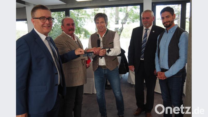 Architekt Helmut Robl (Dritter von links) übergibt den Schlüssel an die Geschäftsführer Rainer Gallerdörfer und Dieter Moller (Erster und Zweiter von links). Mit dabei auch Bürgermeister Ludwig Biller und Architekt Alexander Robl (Vierter und Fünfter von links) Bild: Bühner