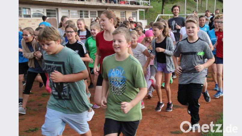 Hochmotiviert starten die Schüler der Unterstufe zum Spendenlauf, wobei sie von ihren Mitschülern angefeuert werden. Bild: lg
