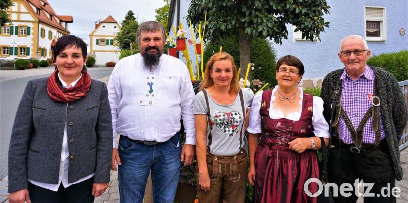 Heinrich Grünbauer (rechts) mit Ehefrau Käthe, den Töchtern Carola (Mitte) und Heidi sowie Sohn Klaus beim 80. Geburtstag, der in Etzenricht gefeiert wird. Bild: jml