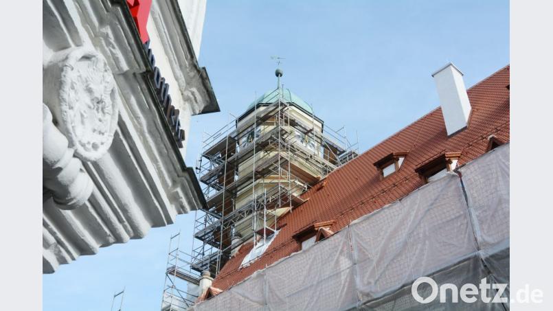 Statt der bisherigen dunklen Rundbiberschwanz-Ziegel hat das Dach wieder rote, gotische Spitzbiberschwanz-Ziegel bekommen. Bild: gsb