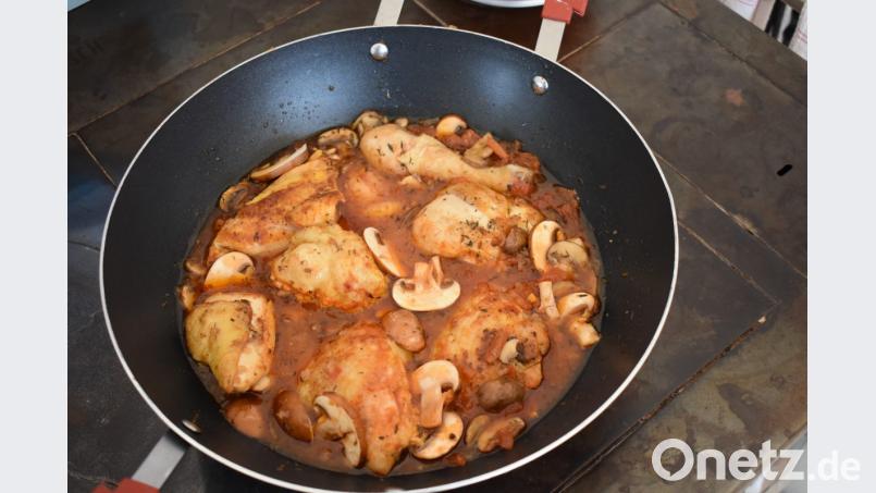 In Gewürzen und Gemüsebrühe schmort das Huhn zirka eine halbe Stunde. Wer mag, gibt noch Geflügelleber dazu. Bild: Schiffer