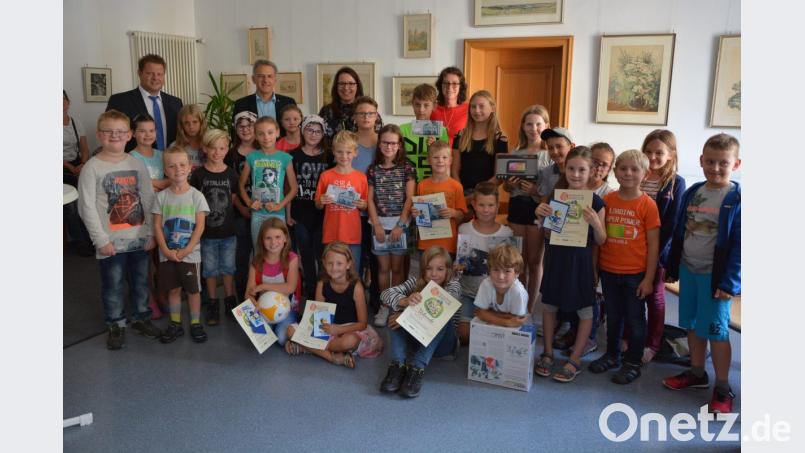 Die Preisträger der Leseclub-Aktion mit (hinten, von links) Gewerbefördervereins-Vorsitzendem Stefan Grillmeier, Bürgermeister Roland Grillmeier, Projektleiterin Sandra Schug und Stadtbücherei-Leiterin Viola Rieß. Bild: jr