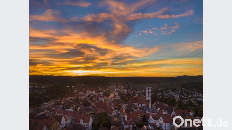 Der Himmel am Mittwochabend über der Sulzbach-Rosenberger Altstadt. Bild: Thilo Hierstetter