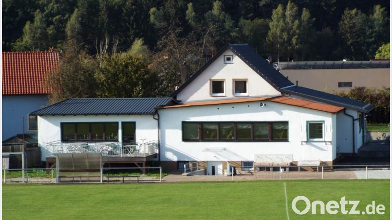 Zwischen Saalanbau (links) und Vereinsheim ist durch das Unwetter im August Wasser eingedrungen und durch die Isolation gesickert. Bild: e