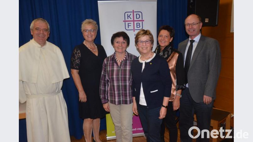 Die KDFB-Diözesanspitze mit den gewählten Bezirksvorstand Pater Jakob Seitz, Karin Schlecht, Renate Bayerl, Margit Konze, Martha Urban und Stadtpfarrer Heribert Engelhardt (von links). Bild: Kunz