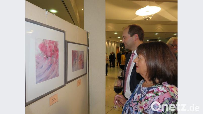 Ausgiebig ließen sich die Gäste und auch Gastgeber Hans-Jörg Schön (im Bild) nach dem offiziellen Teil der Vernissage auf die Werke der Künstler ein. Bild: ubb