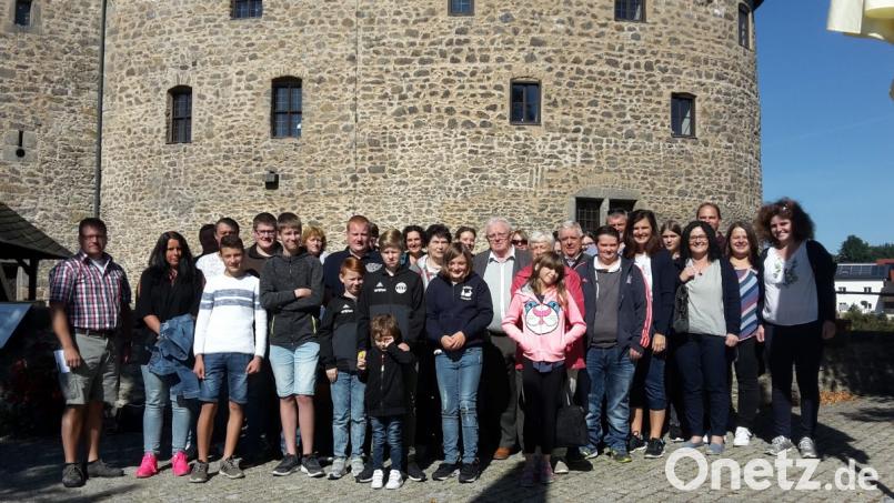 Die Teilnehmergruppe des Kleintierzuchtvereins Plößberg vor der Burg in Falkenberg, mit (vorne links) Vorstand Udo Hildebrand. Bild: lk