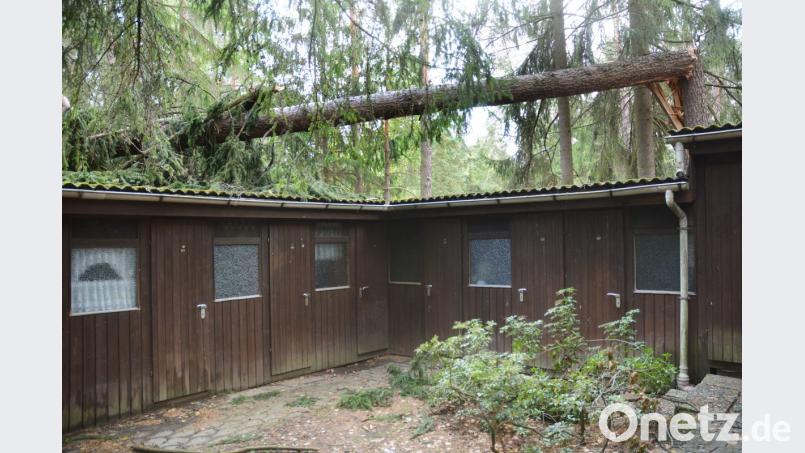 Auch die Kabinen im Schätzlerbad sind massiv von Sturmschäden betroffen. Bild: Gabi Schönberger