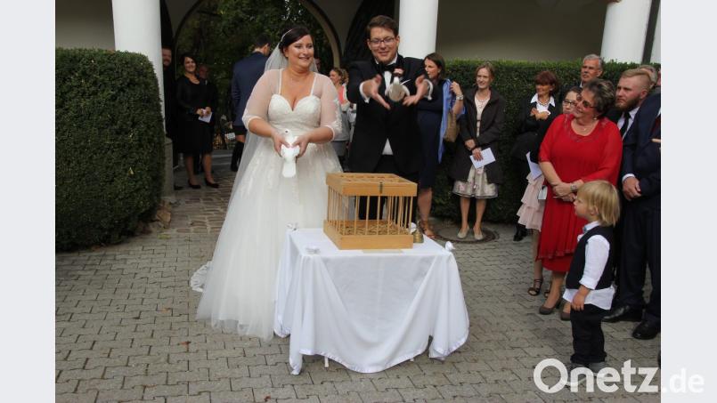 Nach der kirchlichen Trauung in der Schlosskapelle ließ das Ehepaar weiße Tauben in den Himmel steigen. Bild: ral