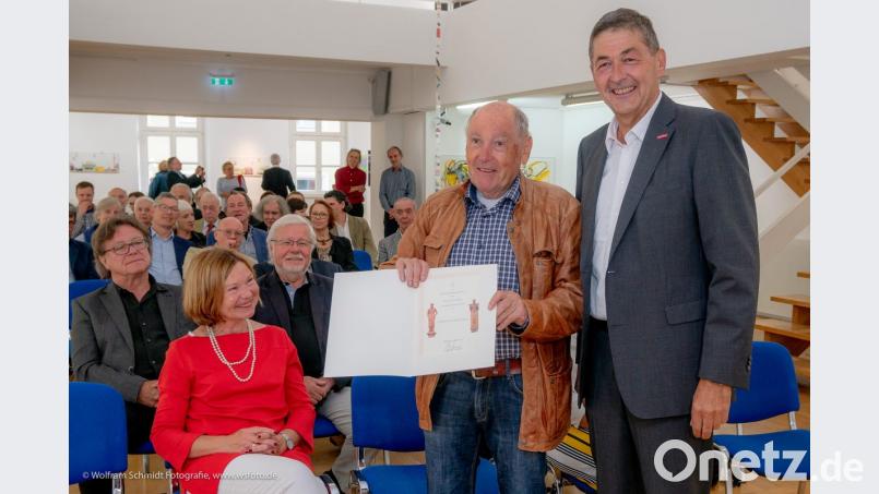 Ehrenmitgliedschaft für Klaus Caspers: Georg Haber (rechts) würdigt die „unendlichen Verdienste“ von Klaus Caspers mit der Auszeichnung als Ehrenmitglied. Bild: wsu