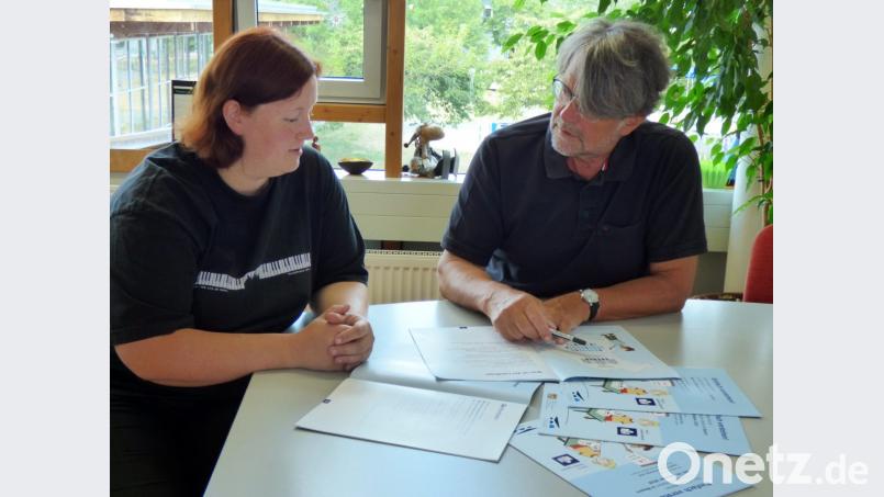 Alles rund um die Wahlen am 14. Oktober gut verständlich erklärt ist in der Broschüre „Einfach verstehen“. Die Werkstatt „Verständliche Sprache“ mit Christina Ponader und Friedrich Wölfl hat sie gelesen und kann sie rundum empfehlen. Bild: exb