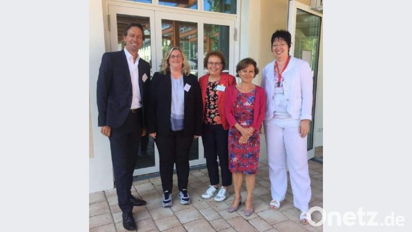 Bei einer Tagung in München wurde eines der ersten großen Projekte des neu gegründeten ZMF auf den Weg gebracht. Mit dabei: Professor Maximilan Kock von der OTH Amberg-Weiden, die neue ZMF-Leiterin Dr. Christine Tschöll, Bürgermeisterin Brigitte Netta, sowie Eva Reichert-Garschhammer und Professor Fabienne Becker-Stoll vom Institut für Frühpädagogik (von links). Bild: exb