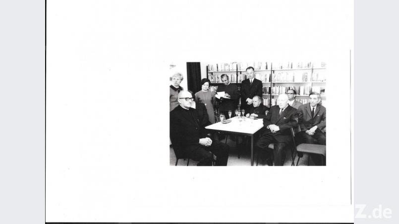 Foto repro: Ehrengäste bei der Eröffnung des Bücherstadls im Oktober 1968:
Von links: Monika Griessl, geb. Köferl, Monsignore Anton Winkler, Marianne Specht, der ehemalige Lehrer Max Weigert, der damalige Sparkassenleiter, Kirchenverwaltungsratsmitglied und jetziger Kirchenpfleger Hans Bauer, Presseberichterstatter Erhardt Kaulfuß, Architekt Strohbach, Kreisjugendpfleger Ramming und der damalige Kirchenverwalter Josef Reichenberger, der auch die Chronik führte (s. oben). Bild: gis