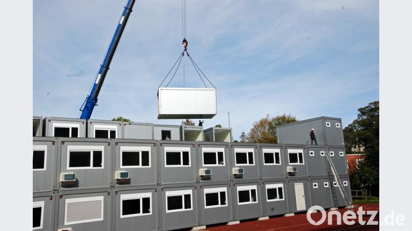 Für 19 Klassen der Walter-Höllerer-Realschule wird derzeit auf dem nördlich gelegenen Hartplatz für ungefähr zwei Jahre ein Ausweichquartier aufgestellt, das aus etwa 70 Containern besteht. Bild: Andreas Royer