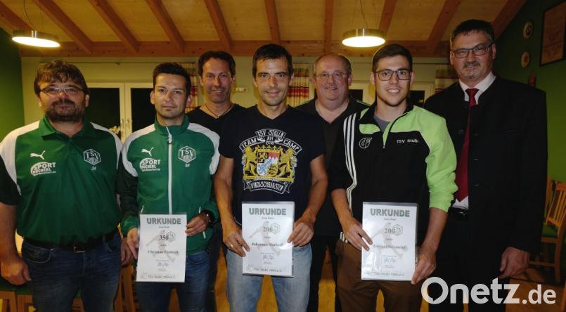 Bürgermeister Hans Prechtl und Schatzmeister Franz Jauernig (hinten von rechts) sowie Fußball-Abteilungsleiter Jürgen Vetter (links) und Stellvertreter Stefan Flierl (hinten links) zeichneten Christian Fröhlich – sein Bruder Stefan nahm die Ehrung stellvertretend entgegen – Hans Simbeck und Tobias Obermeier mit Urkunden aus. Bild: ohr