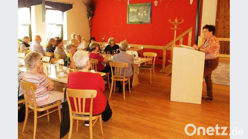 Zweite VdK-Ortsvorsitzende Brigitte Scharf griff beim ersten VdK-Stammtisch im Gasthof Bayer Themen rund um die Rente auf. Bild: njn