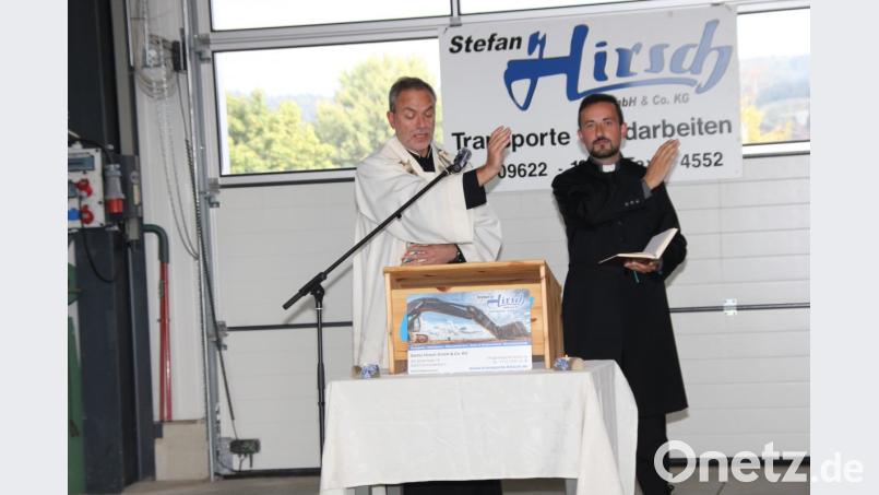 Die Geistlichen Pfarrer Josef Irlbacher und Pfarrer Stefan Fischer spendeten der neuen Firmenzentrale des Bauunternehmens Stefan Hirsch den kirchlichen Segen und übergaben sie ihrer offiziellen Bestimmung. Bild: ads