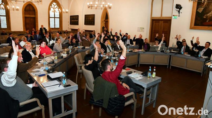 Breite Zustimmung: 28 Stadträte aus CSU, Amberger Bunt, FDP und großen Teilen der SPD sowie der Oberbürgermeister votierten für den Bebauungsplan auf dem Bürgerspitalgelände, neun Räte der Grünen, der ÖDP, der Freien Wähler und eine Minderheit aus der SPD stimmten am Montagabend nach ausführlicher Diskussion dagegen. Bild: Petra Hartl