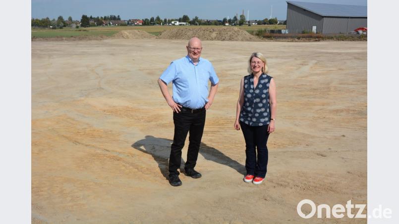 Christian und Christina Forster stehen auf dem Gelände an der Carl-Zeiss-Straße in Mitterteich, wo die Unternehmensgruppe Forster eine neue Logistik- und Produktionshalle errichtet. Bild: jr