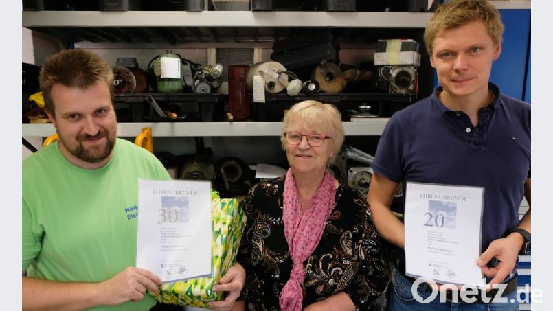 Thomas Meierhöfer (links) und Firmeninhaber Matthias Wappmann (rechts) erhielten von der ehemaligen Firmenchefin Ingrid Höllerer (Mitte) die Ehrenurkunden der Handwerkskammer Niederbayern-Oberpfalz für 30- und 20-jährige Betriebstreue. Bild: le