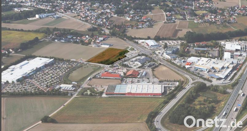 Auf dem markierten Grundstück westlich der Straße „Am Brunnfeld“ sollen unter anderem Kino, Hotel, Gastronomie, eine Kinderwelt und ein Bürogebäude entstehen. Das erläuterten die Projektentwickler am Donnerstag im Planungsausschuss. Im Bild links ist der Globus-Markt, rechts der Autobahnanschluss Schwandorf-Mitte zu sehen. Bild: Gerhard Götz