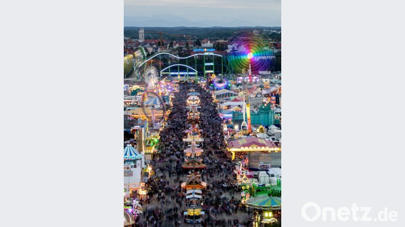 Zahlreiche Fahrgeschäfte drehen sich auf dem Oktoberfest auf der Theresienwiese. Das größte Volksfest der Welt dauert vom 22. September bis zum 07. Oktober 2018. Für manche Besucher ist die Party jedoch jäh beendet. Bild: Matthias Balk/dpa Bild: agentur_dpa