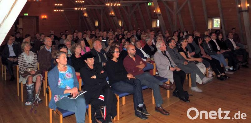 Gut 100 Besucher waren bei der Vernissage in Theuern dabei. Bild: e