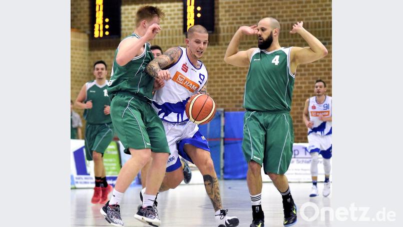Patrick Bortel (Mitte) und die Hamm Baskets Weiden empfangen am Samstag den Favoriten Veitshöchheim. Bild: Büttner, Gerhard