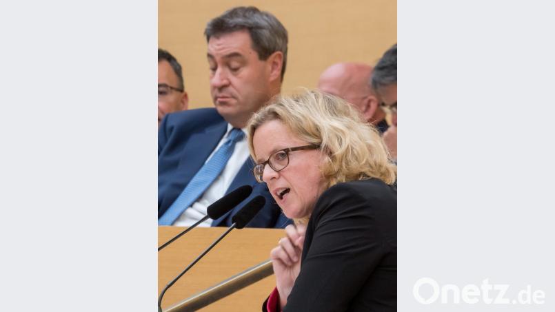 Die bayerische SPD-Vorsitzende Natascha Kohnen bei ihrer Rede während der letzten Plenarsitzung vor der Wahl im bayerischen Landtag. Im Hintergrund sitzt Ministerpräsident Markus Söder (CSU). Bild: Peter Kneffel/dpa