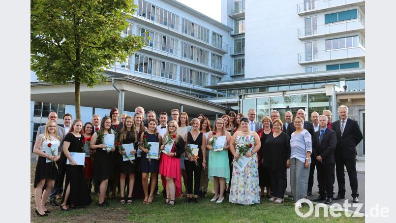 Der Kurs 2015/2018 der Krankenpflegeschule in Marktredwitz feiert mit zahlreichen Ehrengästen sein Examen. Bild: exb