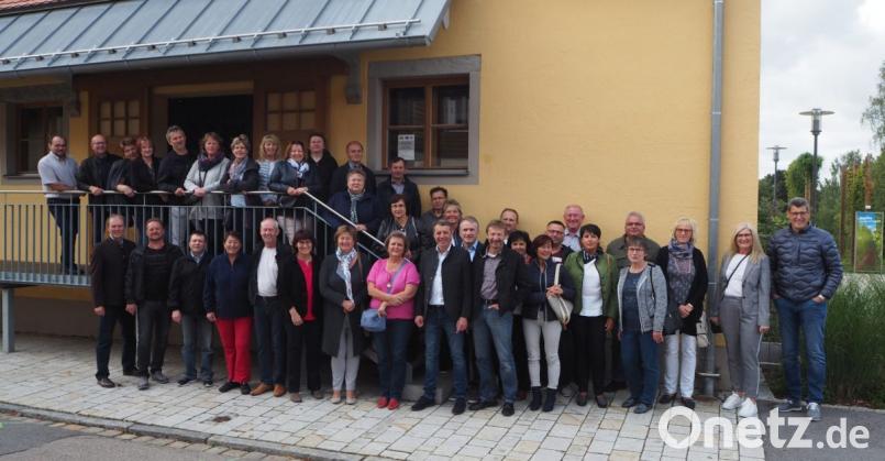 Der Jahrgang 1963/64 unternimmt mit zweitem Bürgermeister Georg Zierer einen Rundgang durch das Biererlebnis. Bild: gz