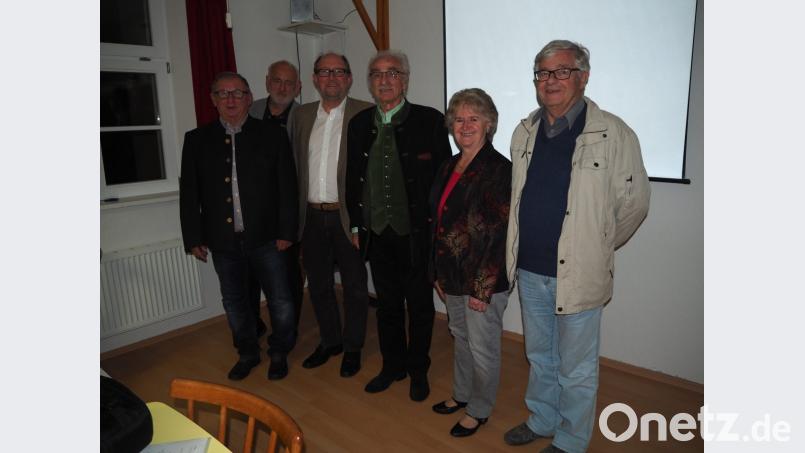 Der Museumsverein Neustadt wird auch in den kommenden Jahren unter der bewährten Führung von Bernhard Knauer (Dritter von links) und seiner Mannschaft geführt. Bild: krb