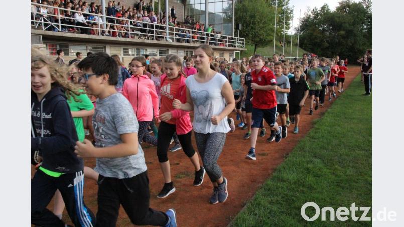 Hochmotiviert starten die Schüler der Unterstufe vor der Tribüne des Jahnstadions zum Spendenlauf, wobei sie von ihren Mitschülern angefeuert werden. Bild: lg
