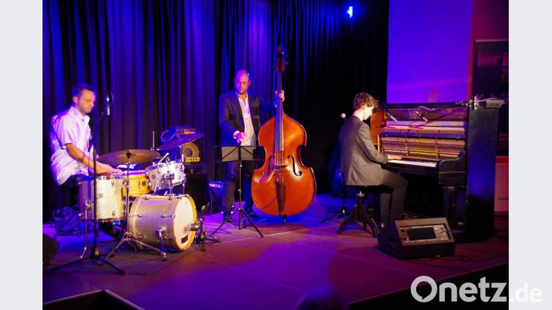 Mit seinen kongenialen Begleitern (von links) Felix Schrack und Joel Locher präsentiert André Weiß die Musik von Monty Alexander im Seidel-Saal. Bild: müb