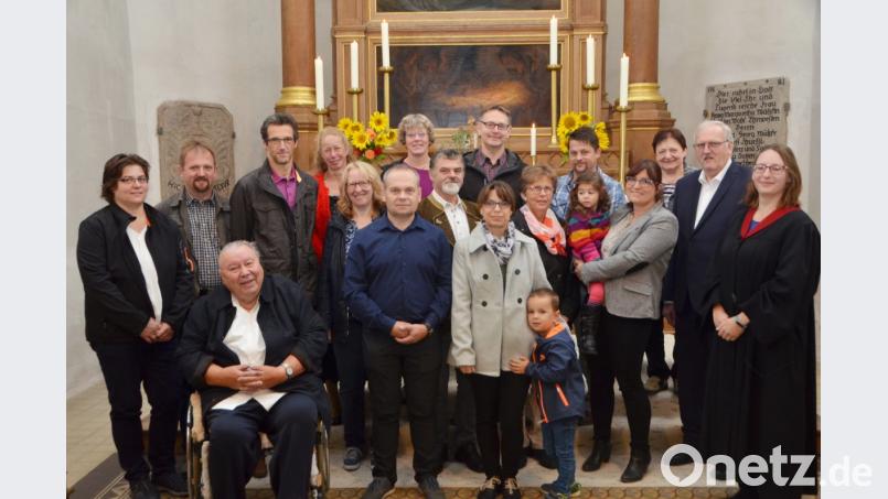 Die Ehepaar haben eine ganz unterschiedliche Anzahl an gemeinsamen Ehejahren hinter sich und doch feierten sie alle gemeinsam ihre Jubelhochzeit mit Religionspädagogin Sabine Dorn (rechts). Bild: dob