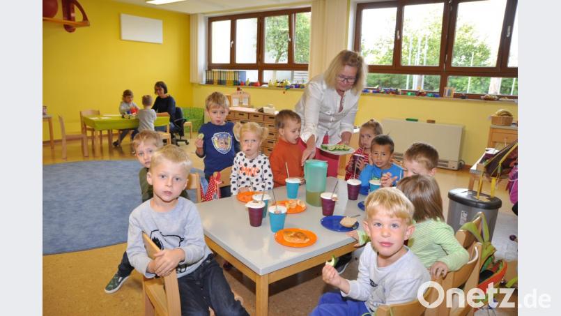 Die &quot;Mäusegruppe&quot; mit 22 Kindern im Alter von drei bis sechs Jahren hat ihr Zuhause im zum Gruppernraum eingerichteten Turnraum. Sie machen gerade eine Pause. Bild: es