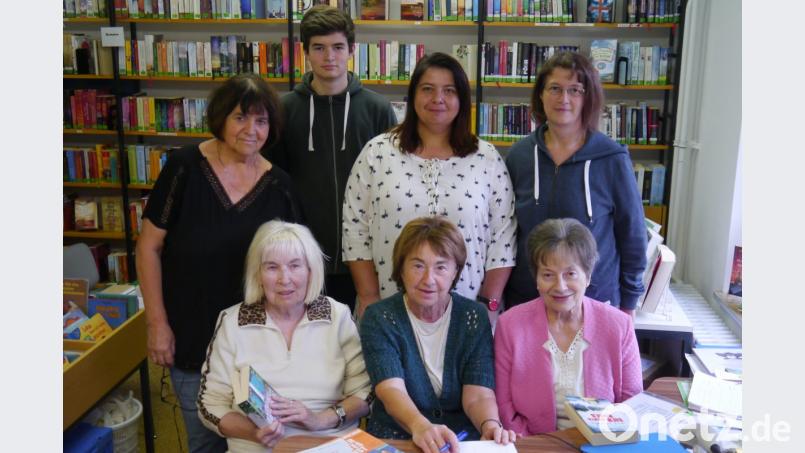 Foto: Das aktuelle Bücherstadl-Team
Vorne von links: Annerose Daubner, Selma Markhof, Marianne Specht
Hintere Reihe: Gisela Kuhbandner, Elias Kraus, Annette Schick-Thiel, Elisabeth Kraus
Es fehlen Anja Mewes, Albert Kastl, Michael Schmidt und Johannes Thiel Bild: gis