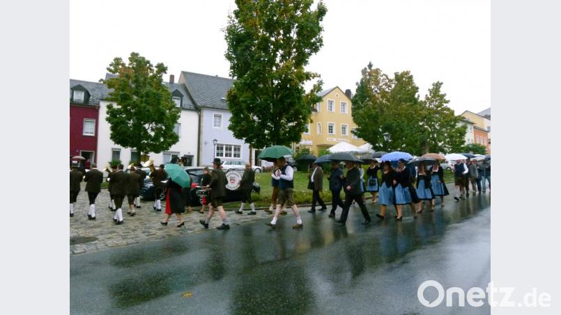 Trotz Regens begann der Kirchweihsonntag mit einem Kirchenzug. Bild: rn