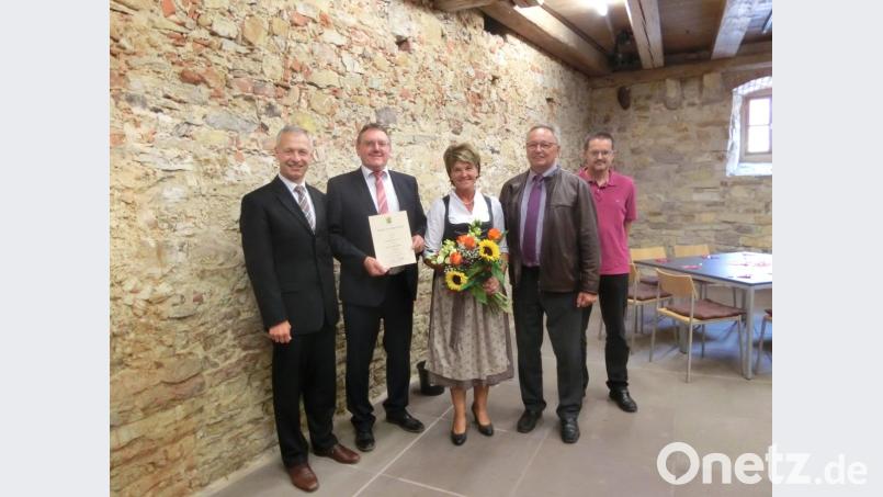 Zum 40. Dienstjubiläm erhält 1. Bürgermeister Hans-Martin Schertl mit Ehefrau Gerlinde (Mitte) die Glückwünsche von 2. Bürgermeister Thorsten Grädler (lins), 3. Bürgermeister Heinrich Ruppert (2.von rechts) und Geschäftsleiter Harald Kergl (rechts). Bild: Stefanie Gradl