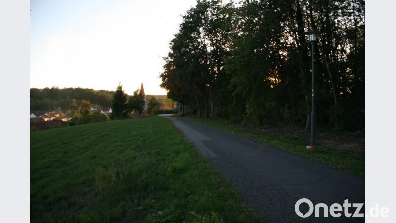 Der Graf-Schulenburg-Weg, bis hin zur Burg, wird seit geraumer Zeit von Verkehrsteilnehmern genutzt und soll nun öffentliche Gemeindestraße werden. Bild: wro