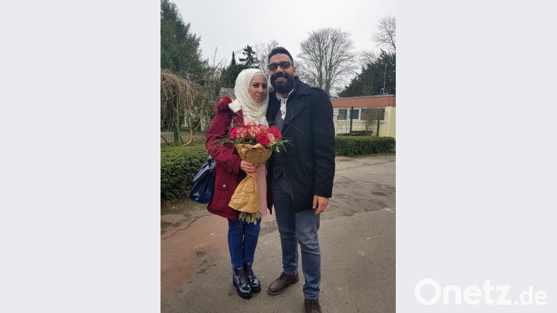 Blumen für die Frau seines Herzens: Salim Abo Harash ist überglücklich, dass er seine Gattin nach über zweieinhalb Jahren Trennung wieder in die Arme schließen darf. Er konnte Alaa endlich nachholen nach Amberg, wo der 29-Jährige bereits 2015 als Flüchtling eine neue Heimat gefunden hat. Bild: exb