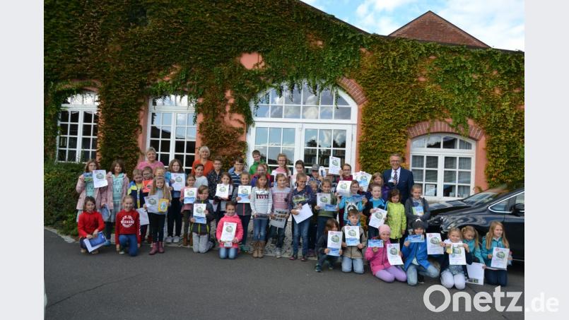 Kleine Leser im Schmökerfieber: 81 Schüler lesen beim Tirschenreuther „Sommerferien-Leseclub“ der Stadtbücherei 1290 Bücher. Bürgermeister Franz Stahl (hinten rechts) überreichte an alle Leser kleine Preise. Bild: prbr