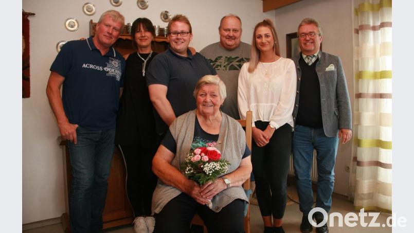Ihren 85. Geburtstag feierte Inge Zaha daheim bei ihren Lieben. Es gratulierten (von links) Sohn Rainer, Tochter Inge, Enkel Andreas, Sohn Siegbert, Enkelin Miriam und Bürgermeister Toni Dutz. Bild: wro