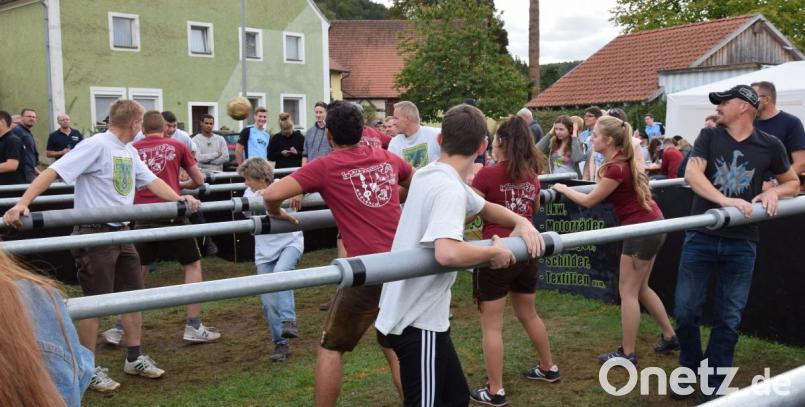Jedes Spiel der Menschenkicker hat seinen besonderen Anreiz. Besonders spannend sind die lokalen Duelle so wie hier eine Mannschaft der Ransbacher Kirwaleute gegen das Team des Schützenverein D´ Lautrachtaler. Bild: bö