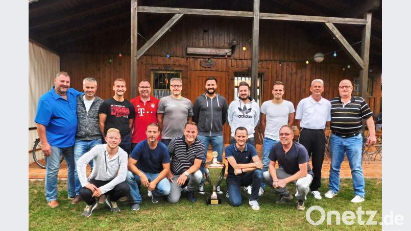 Ihren unerwarteten Sieg beim 36. Adam-Gmeiner-Gedächtnis-Pokals feiern (stehend von links) Lui Geisler, Alaaddin Kargi, Markus Schäffner, Stefan Reichl, Bernhard Nickl, Hasan und Hakan Özkan, Fabian Nickl, Roland Veigl, Wolfgang Nickl, (knieend von links) Kevin Klose, Jens Brunner, Andreas Herath, Frank Schmeißner und Norbert Nickl. Bild: hai