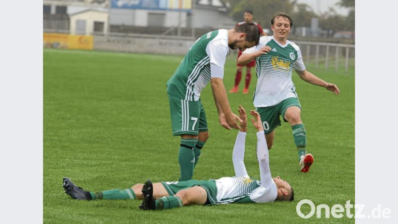 Jubel beim SV Mitterteich. Torschütze Justin Wagner (am Boden) jubelt mit Matthias Männl (links) und Daniel Cavelius. Aus dem Spiel SV Mitterteich - FC Coburg 3:5 Bild: gb