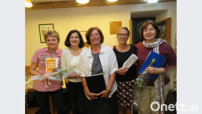Christa Vogl, Irmtraud Schicker, Sabine Seur, Michele Dusouil-Kuhl und Hildegard Lauth (von links) bekommen für ihre Leseproben im Mehrgenerationenhaus viel Applaus. Bild: ubb
