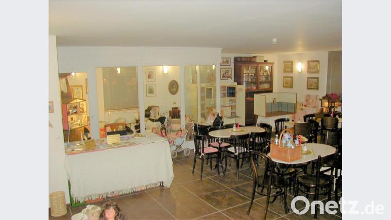 Im Laufe von über drei Jahrzehnten hatte Karin Heinle unzählige Spielsachen aus Flohmärkten und Auktionen zusammengetragen und in liebe- und mühevoller Kleinarbeit zusammen mit der bekannten Puppenmacherin Christa Mühlbauer aus Weiden die einzelnen Objekte gereinigt, restauriert und vervollständigt. Bild: tu